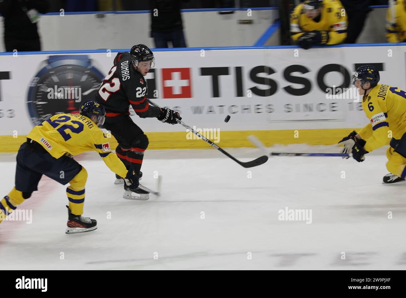 Anton Wahlberg de GOTHENBURG 20231229Ar et Jordan Dumais du Canada lors du championnat mondial junior de l'IIHF, Un match de hockey sur glace opposant Canad Banque D'Images