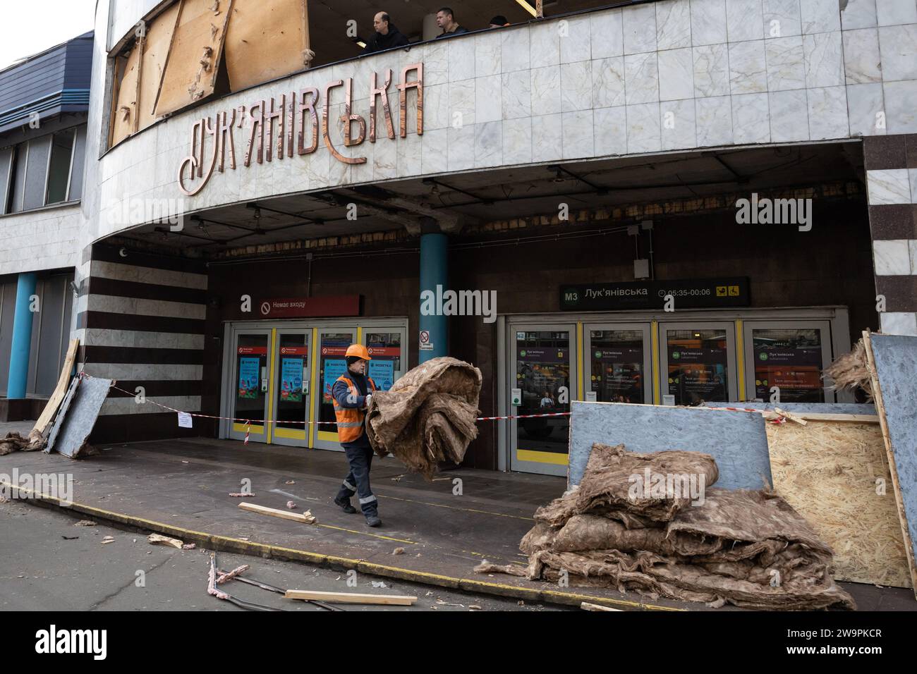 Kiev, Ukraine. 29 décembre 2023. Un employé municipal nettoie les débris près de l'entrée d'une station de métro endommagée par l'explosion d'un missile russe à Kiev. Crédit : SOPA Images Limited/Alamy Live News Banque D'Images