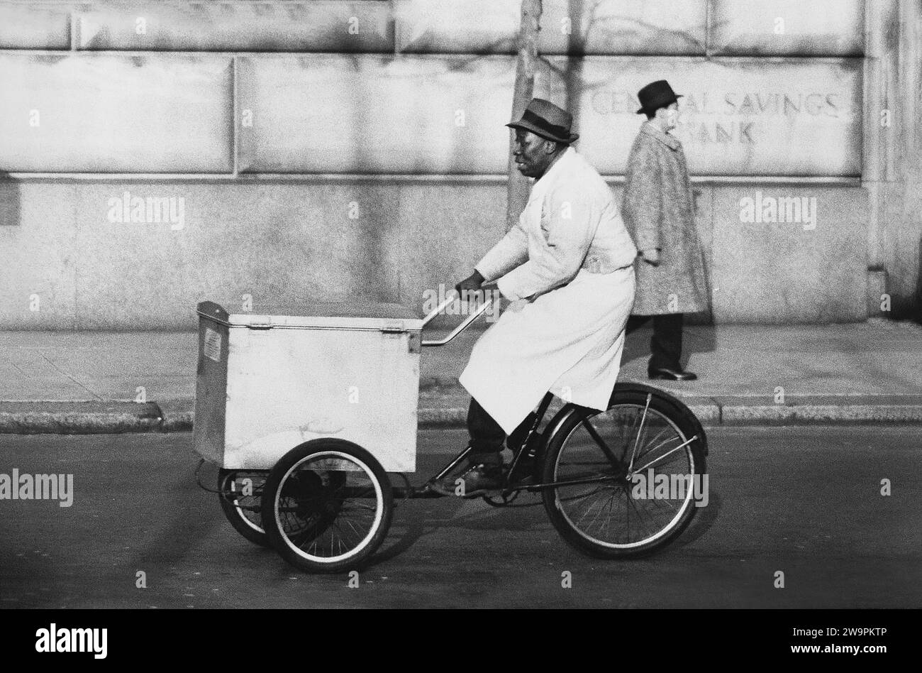 Homme chevauchant un tricyle de chariot de nourriture, New York City, New York, USA, Angelo Rizzuto, collection Anthony Angel, décembre 1953 Banque D'Images