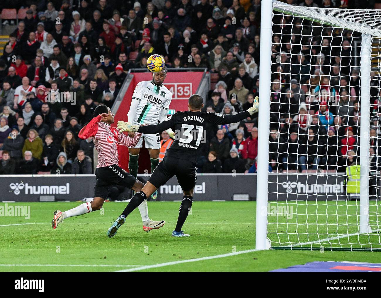 Bali Mumba #2 de Plymouth Argyle dirige le ballon et marque un but, mais il est exclu pour off side lors du Sky Bet Championship Match Southampton vs Plymouth Argyle au St Mary's Stadium, Southampton, Royaume-Uni, le 29 décembre 2023 (photo de Stan Kasala/News Images) Banque D'Images