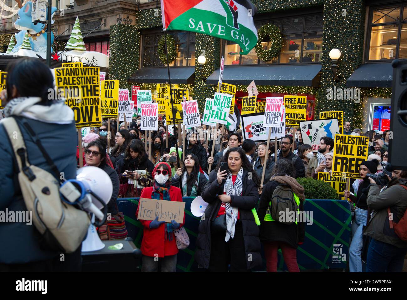 Rassemblement pro-palestinien et manifestation à Herald Square par Macy's à Manhattan deux mois après le bombardement de Gaza après l'attaque du Hamas du 7 octobre 2023 en Israël. Banque D'Images