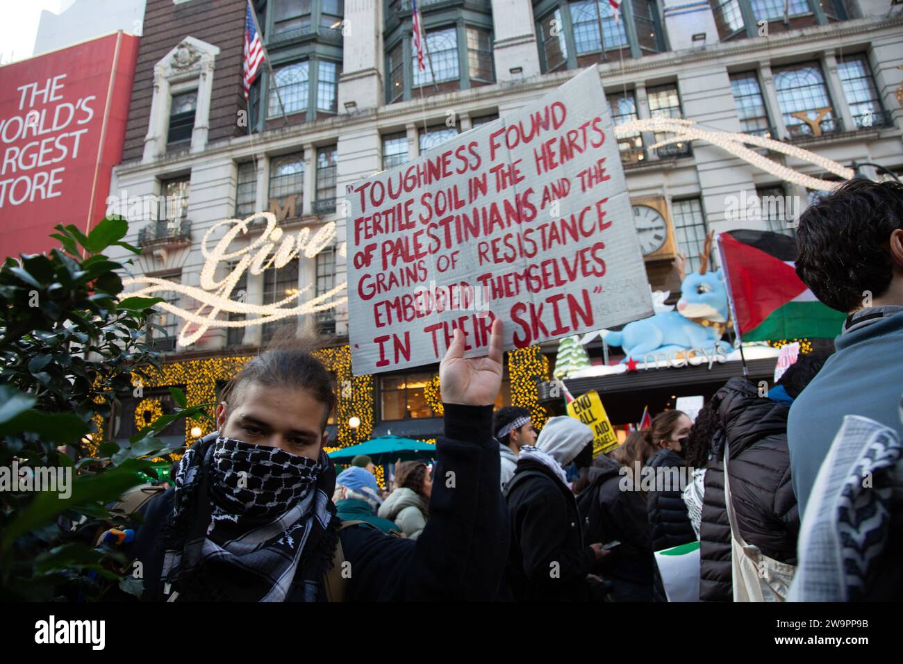 Rassemblement pro-palestinien et manifestation à Herald Square par Macy's à Manhattan deux mois après le bombardement de Gaza après l'attaque du Hamas du 7 octobre 2023 en Israël. Banque D'Images