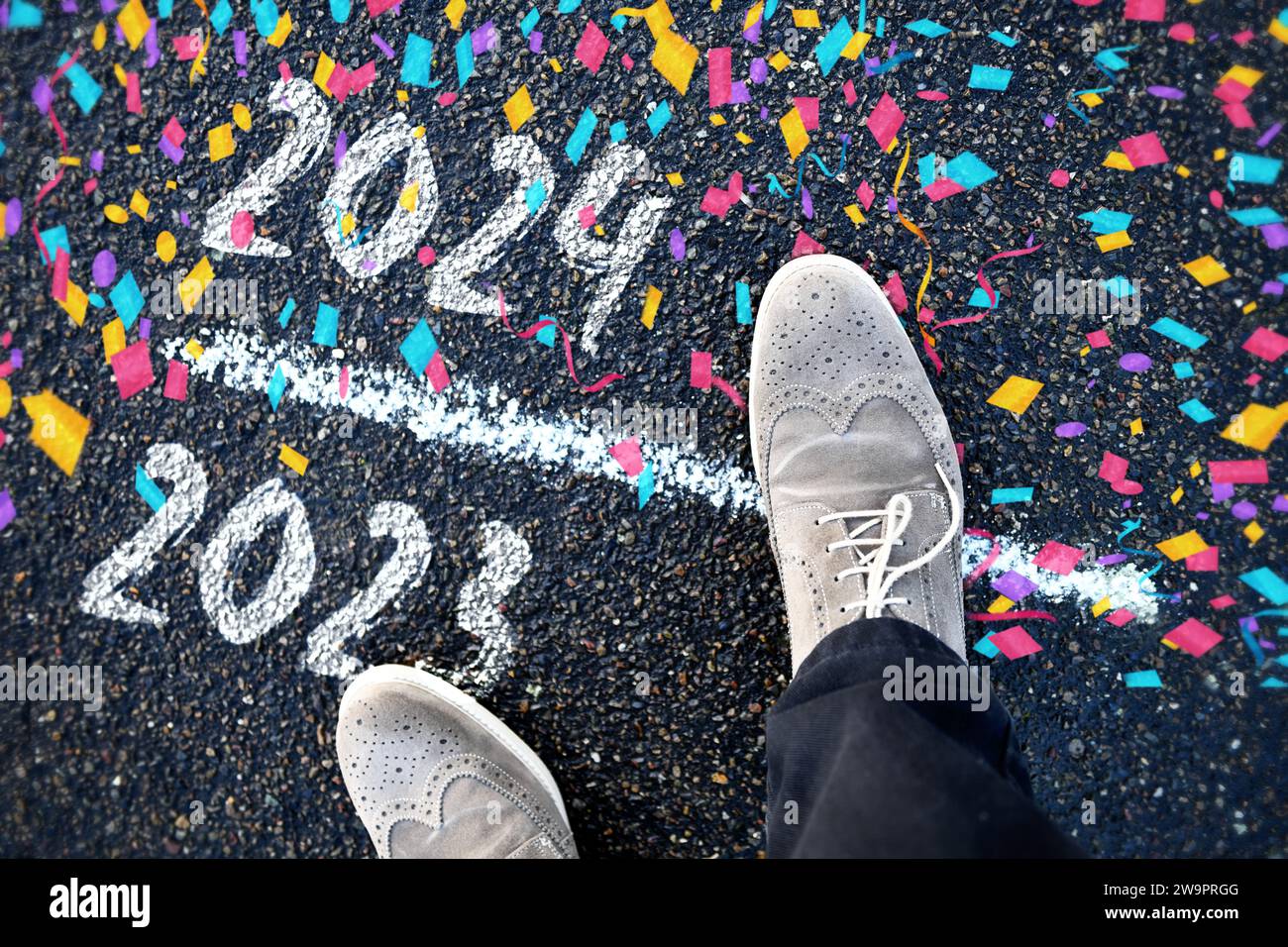 Les chaussures sont sur le seuil entre 2023 et 2024 avec confettis, Symbol photo nouvel an, photomontage Banque D'Images
