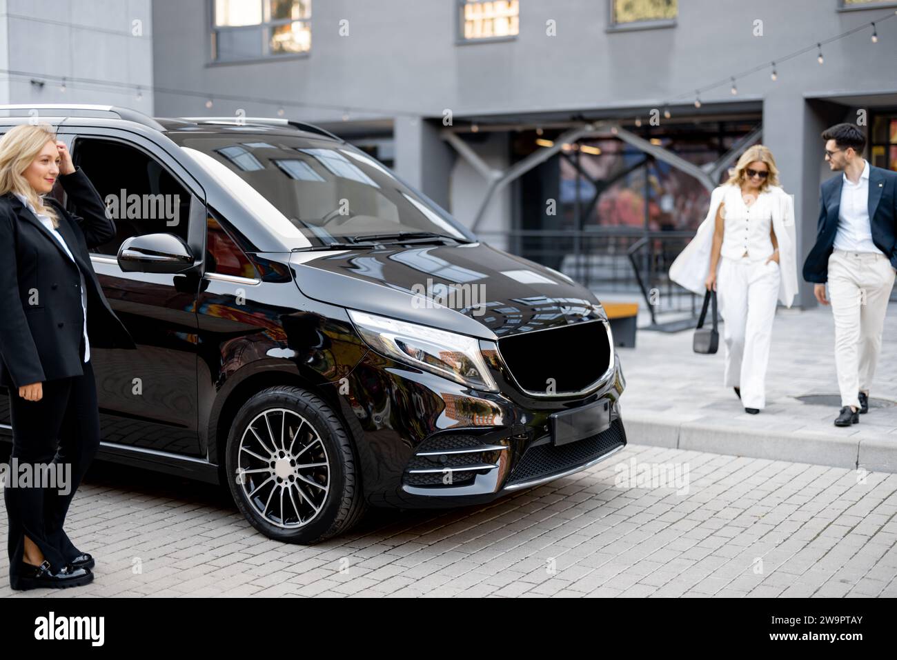 Les gens d'affaires se rendent à pied au taxi minibus Banque D'Images