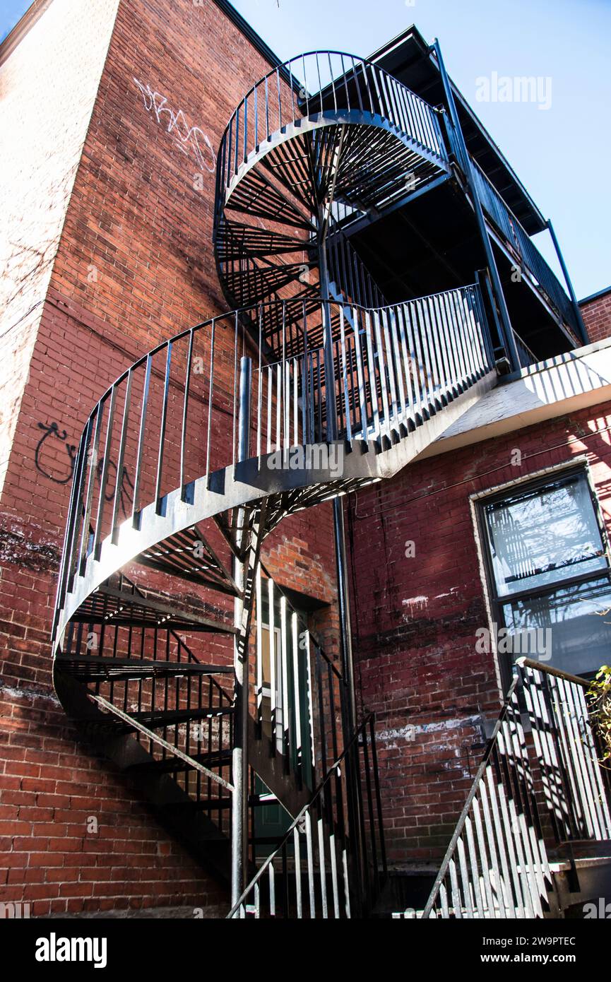 Escalier en spirale emblématique en fer forgé au centre-ville de Montréal, Québec, Canada Banque D'Images