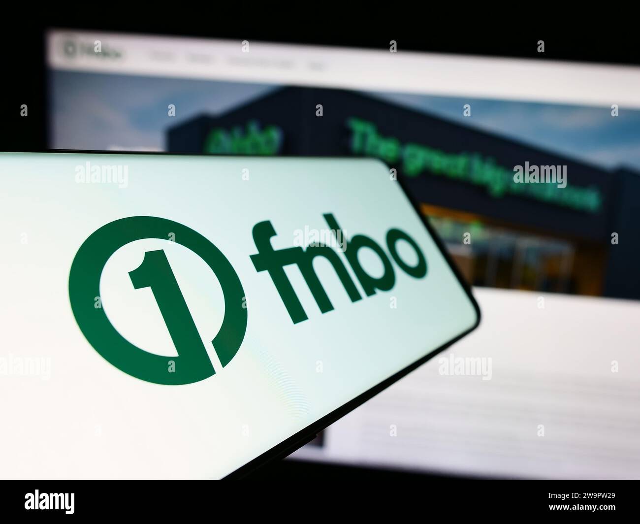 Smartphone avec logo de la société financière américaine First National Bank Omaha (FNBO) devant le site Web. Concentrez-vous sur le centre gauche de l'écran du téléphone. Banque D'Images