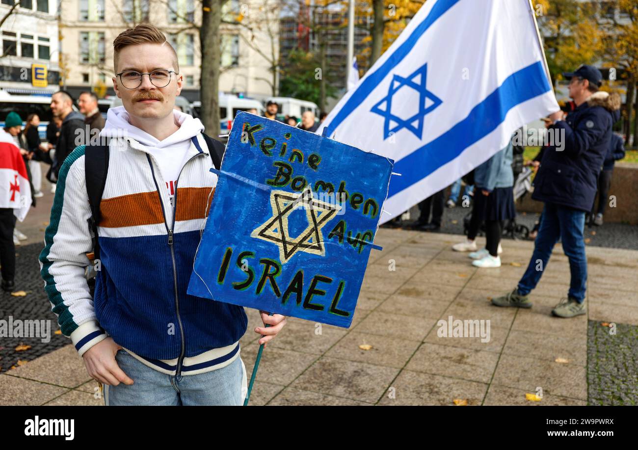 Les participants à la marche en solidarité avec Israël arborent des pancartes et des drapeaux israéliens Banque D'Images