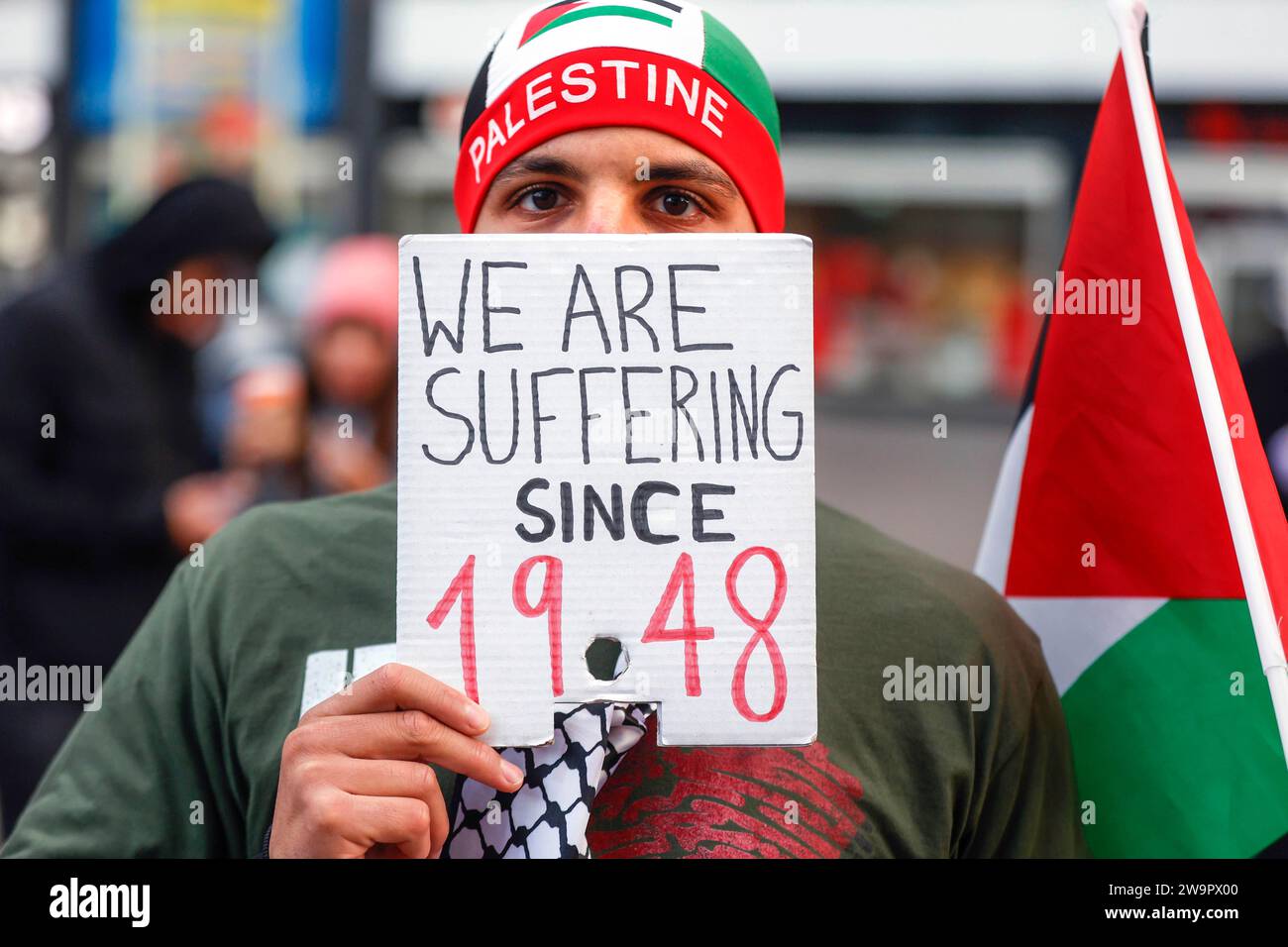 Un participant à la manifestation liberté pour le peuple de Gaza tient une pancarte avec l'inscription nous souffrons depuis 1948, Berlin, 5 novembre Banque D'Images