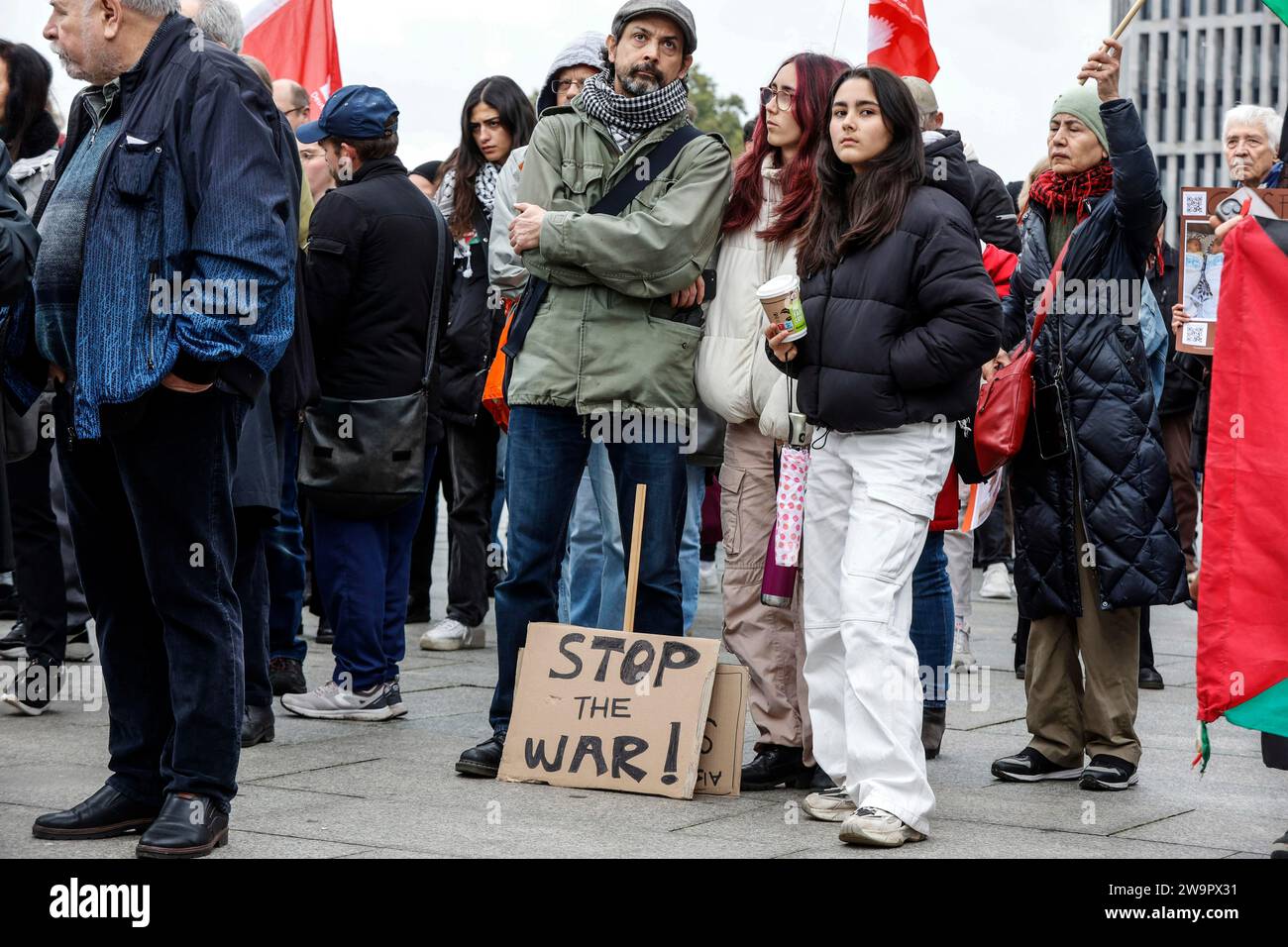 Palestiniens, Juifs et autres groupes manifestent à la gare centrale de Berlin pour la paix au Moyen-Orient et appellent à un cessez-le-feu immédiat, Berlin Banque D'Images