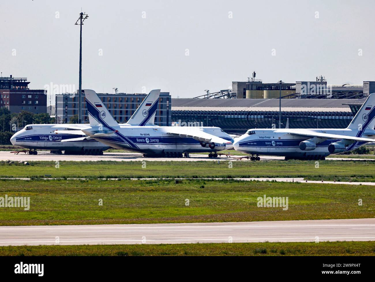 Trois Antonov AN 124 avions cargo confisqués du groupe russe Volga-Dnepr sont stationnés à l'aéroport de Leipzig-Halle. En raison de l'interdiction de vol avec Banque D'Images