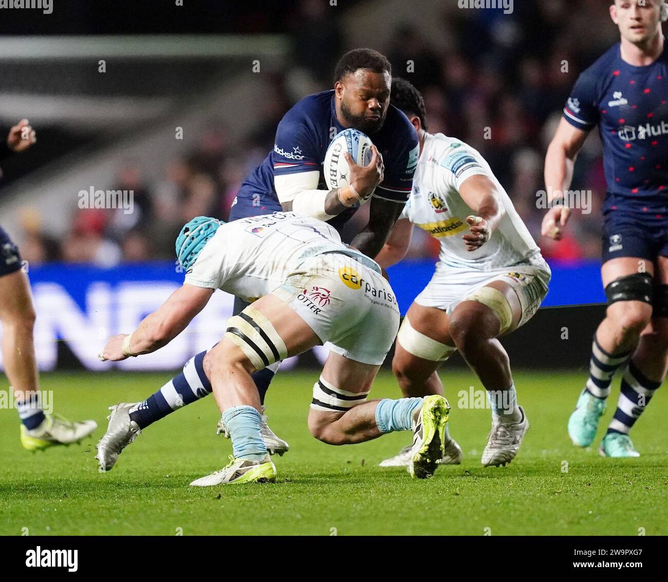 Virimi Vakatawa des Bristol Bears est affronté par Ross Vintcent des Exeter Chiefs lors du Gallagher Premiership Match à Ashton Gate, Bristol. Date de la photo : Vendredi 29 décembre 2023. Banque D'Images