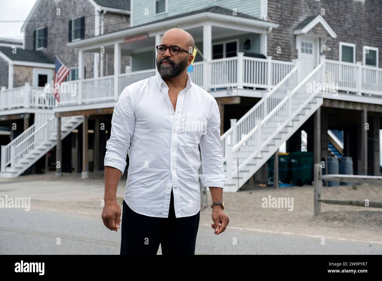 American Fiction (2023) réalisé par Cord Jefferson et mettant en vedette Jeffrey Wright dans le rôle de Monk un romancier qui en a marre de l'establishment qui profite du divertissement « Noir » et utilise un pseudonyme pour écrire un livre qui le propulse au cœur de l'hypocrisie et de la folie qu'il prétend dédaigner. Photographie publicitaire ***USAGE ÉDITORIAL SEULEMENT***. Crédit : BFA / Claire Folger / Amazon MGM Studios Banque D'Images