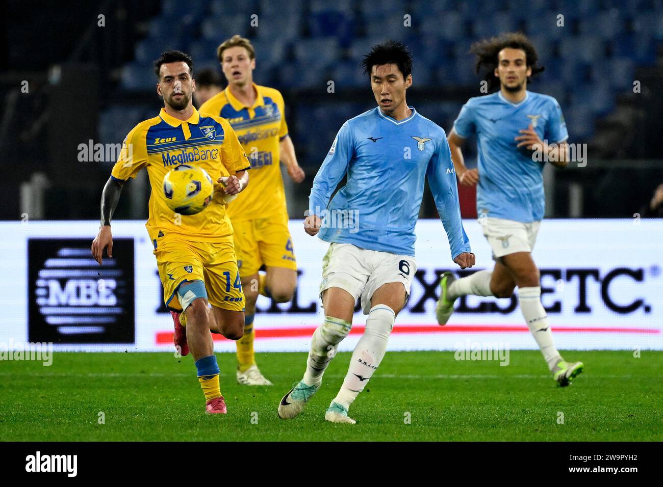 Rome, Italie. 29 décembre 2023. Francesco Gelli de Frosinone et Daichi Kamada de SS Lazio lors du match de Serie A entre SS Lazio et Frosinone Calcio au stade Olimpico de Rome (Italie), le 29 décembre 2023. Crédit : Insidefoto di andrea staccioli/Alamy Live News Banque D'Images