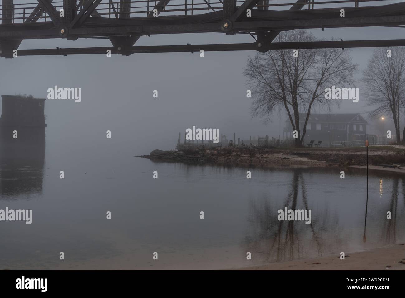 Sous le pont ferroviaire sur une soirée de décembre Foggy, Havre de Grace MD USA Banque D'Images