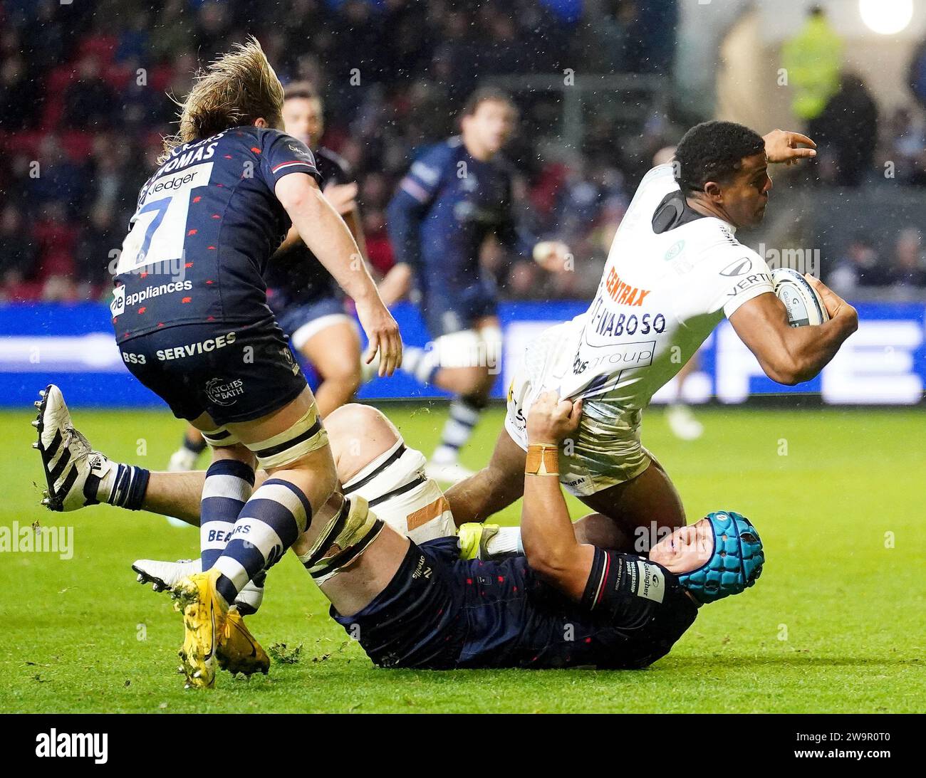 L'Immanuel Feyi-Waboso d'Exeter Chiefs est attaqué par James Dun des Bristol Bears lors du Gallagher Premiership Match à Ashton Gate, Bristol. Date de la photo : Vendredi 29 décembre 2023. Banque D'Images