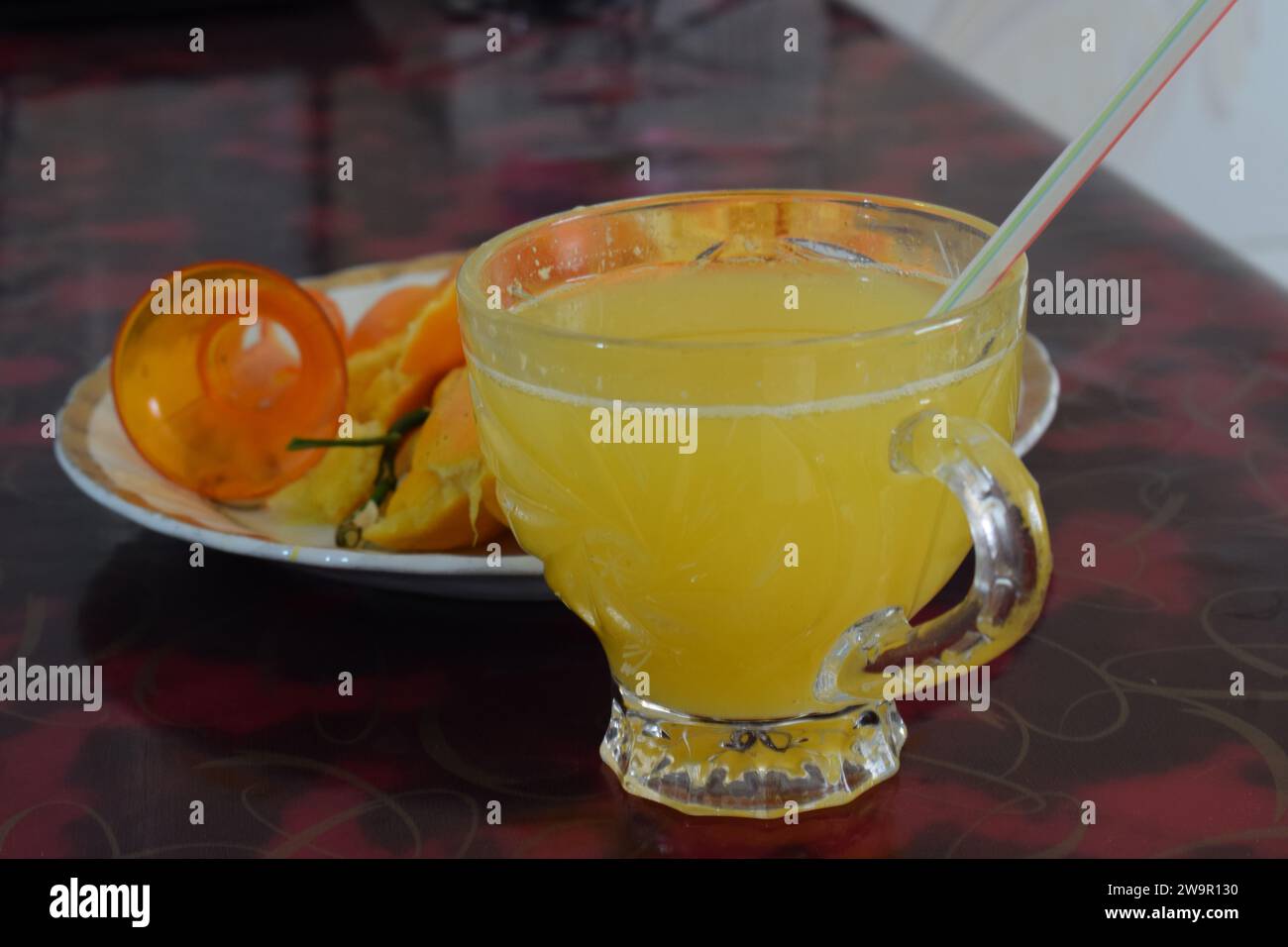 Prendre le jus d'orange à la main Banque D'Images