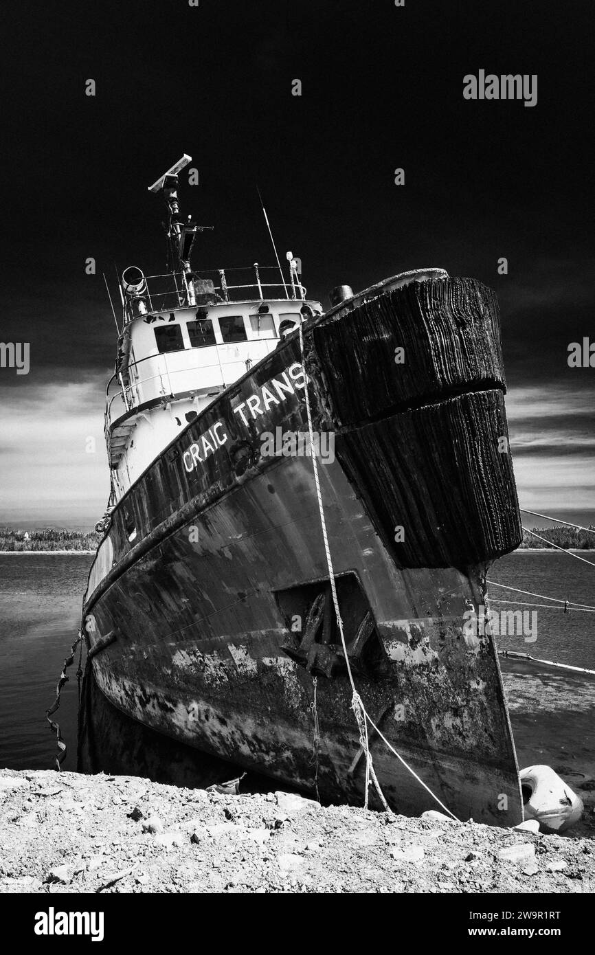 Remorqueur abandonné à une ancienne opération de démolition de navires sur la côte est de la Nouvelle-Écosse, Canada. Banque D'Images