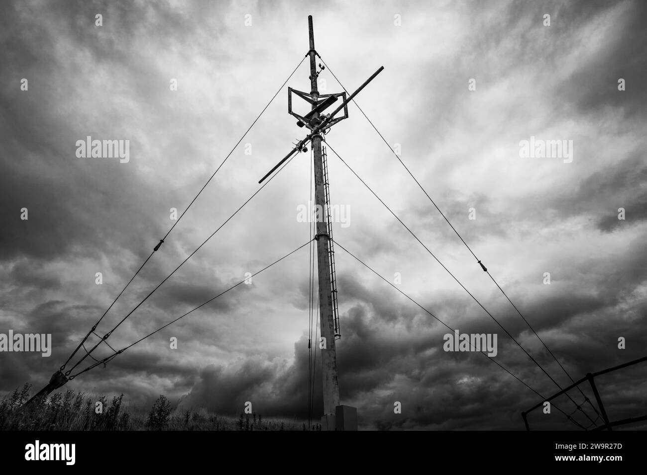 Mât radar conçu pour imiter un mât de drapeau de signal sur un site historique. Banque D'Images