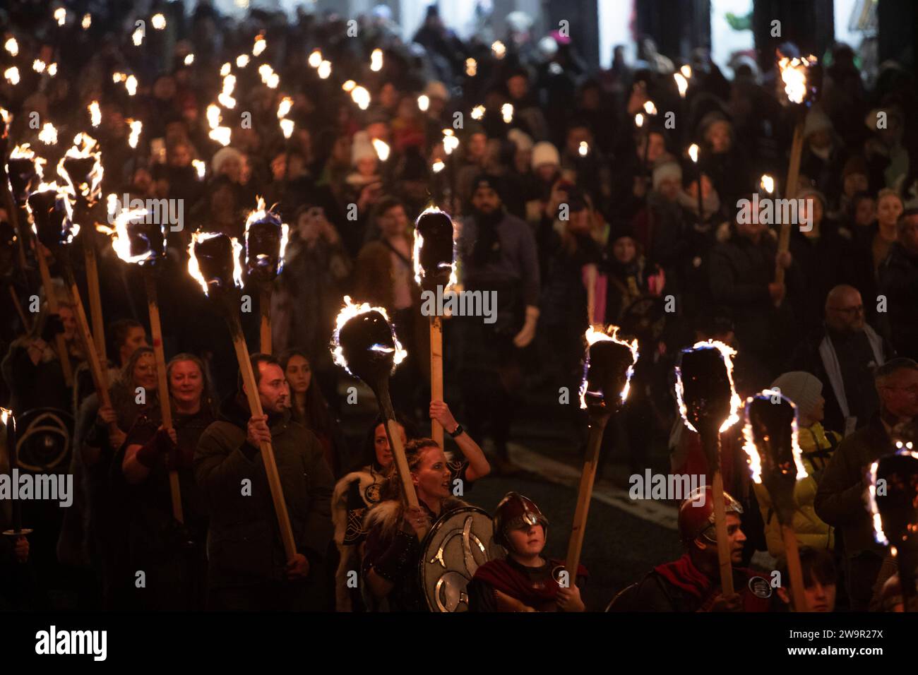 Edimbourg, Royaume-Uni. 29 décembre 2023. Procession aux flambeaux de retour pour les célébrations du 30e anniversaire dans le cadre du Hogmanay d'Édimbourg. Environ 20 000 personnes brûlent pour briller Édimbourg. Nouveau lieu de départ à The Meadows, où vous pourrez assister à un spectacle de théâtre de rue, de pompiers, de fanfares et de drummers pour commencer les célébrations, avant que les Vikings du sud du continent des Shetland, Helly AA' Jarl Squad, mènent la procession, pour créer une rivière de feu époustouflante à travers la vieille ville historique de la capitale. Crédit photo : Pako Mera/Alamy Live News Banque D'Images