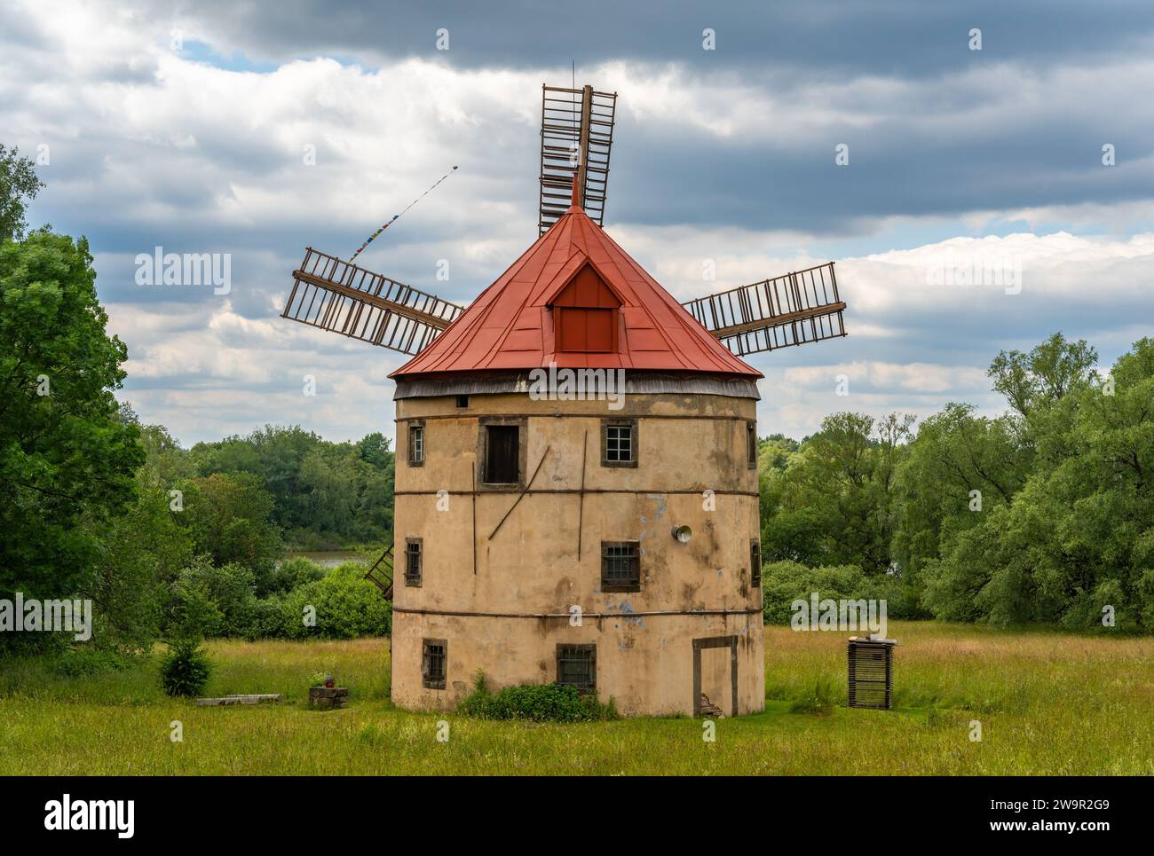 Moulin à vent historique Svetlik de 1843 dans le village de Horni Podluzi, région d'Usti nad Labem, classé monument culturel de la République tchèque Banque D'Images