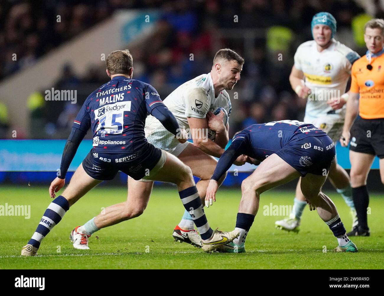 Ollie Devoto des Exeter Chiefs est affronté par Max Malins des Bristol Bears et Rich Lane lors du Gallagher Premiership Match à Ashton Gate, Bristol. Date de la photo : Vendredi 29 décembre 2023. Banque D'Images