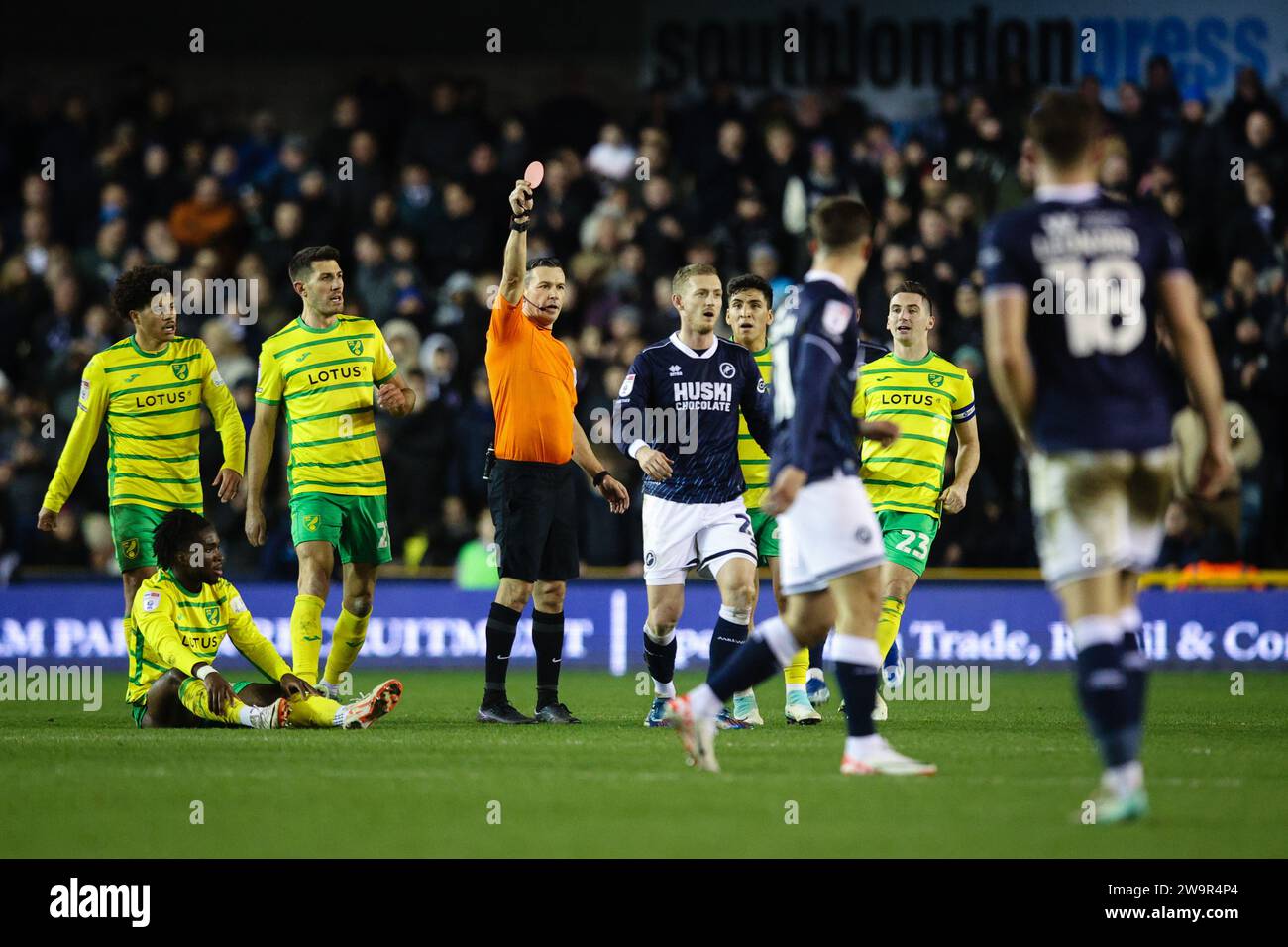 LONDRES, Royaume-Uni - 29 décembre 2023 : George Saville de Millwall reçoit un carton rouge de l'arbitre Dean Whitestone lors du match de championnat EFL entre Millwall FC et Norwich City FC au Den (crédit : Craig Mercer / Alamy Live News) crédit : Craig Mercer / Alamy Live News Banque D'Images