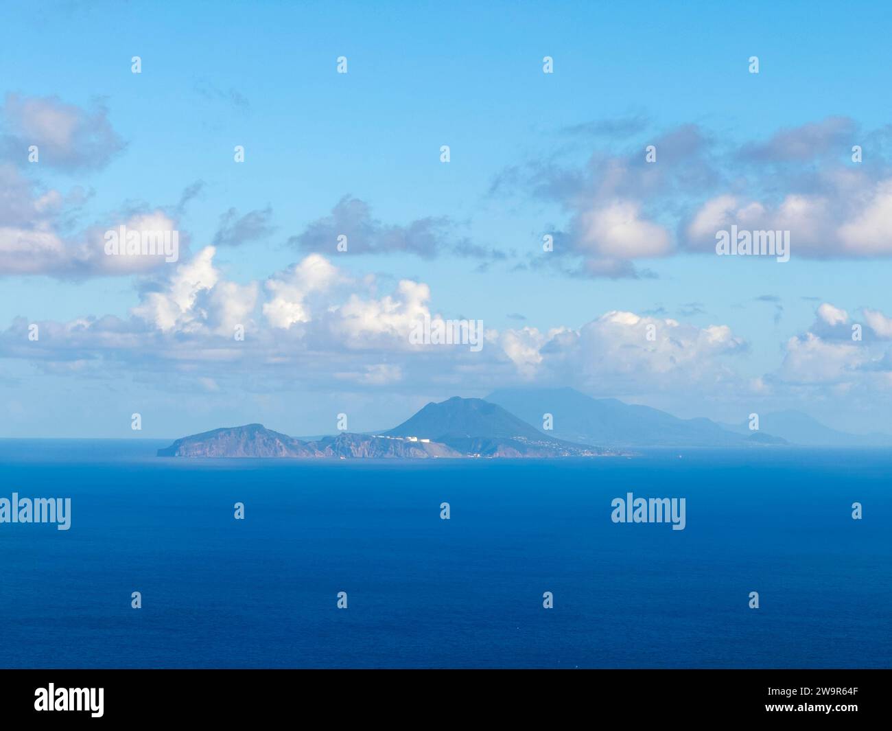 Saint-Eustache avec le Quill sur l'île, avec Saint-Kitts à l'arrière-plan, vu de Saba, pays-Bas des Caraïbes. Banque D'Images