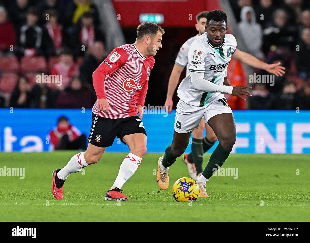 Mustapha Bundu #15 de Plymouth Argyle attaquant lors du Sky Bet Championship Match Southampton vs Plymouth Argyle au St Mary's Stadium, Southampton, Royaume-Uni, le 29 décembre 2023 (photo de Stan Kasala/News Images) Banque D'Images