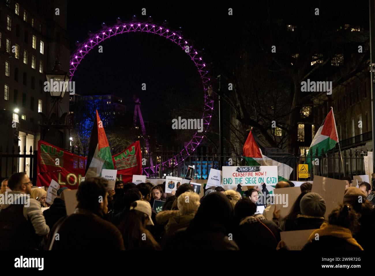 Londres, Royaume-Uni. 29 décembre 2023. Les travailleurs de la santé à Londres tiennent une veillée et exigent un cessez-le-feu permanent à Gaza pour soutenir leurs homologues. Banque D'Images