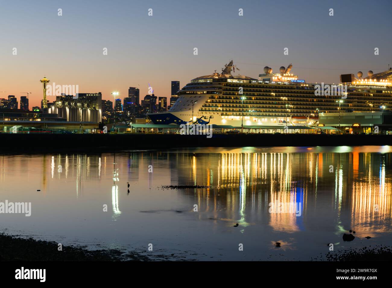 Seattle - 9 septembre 2023 ; bateau de croisière Royal Princess à l'aube reflétant dans l'eau calme au quai 91 Seattle Banque D'Images