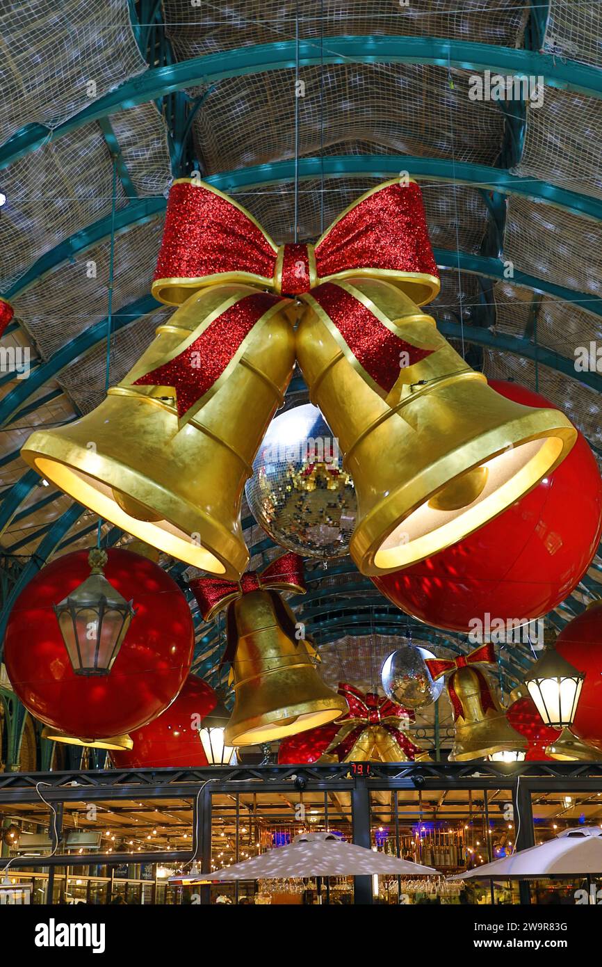 Lumières de Noël dans Covent Garden Market à Londres 2023 en forme de cloches et de rubans Banque D'Images