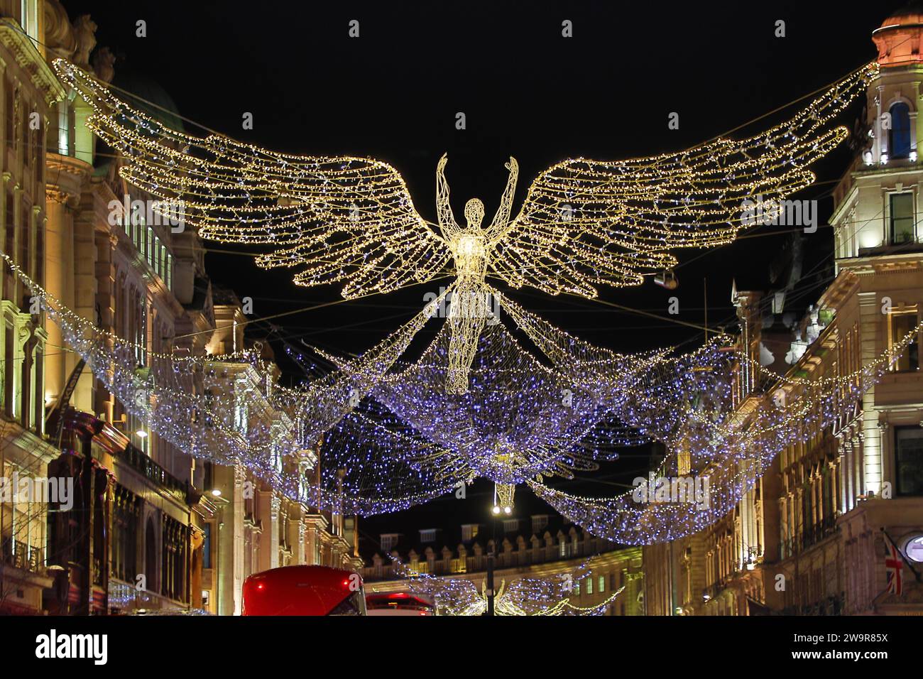 Lumières de Noël dans Regent Street à Londres 2023 en forme d'anges dorés Banque D'Images