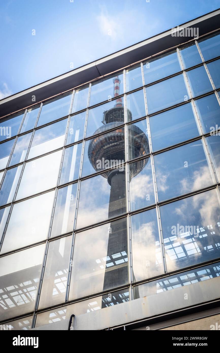 Reflet de la tour de télévision berlinoise (Fernsehturm) dans les fenêtres de la gare Alexanderplatz dans le quartier Mitte de Berlin, Berlin, Allemagne, Europe Banque D'Images