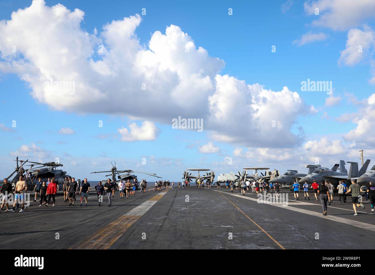 Les marins affectés au plus grand porte-avions du monde, l'USS Gerald R. Ford (CVN 78), participent à la course Thanksgiving Turkey Trot 5k, le 23 novembre 2023. Le Gerald R. Ford Carrier Strike Group opère actuellement en Méditerranée. Les États-Unis maintiennent des forces déployées à l'avant, prêtes et postées pour dissuader l'agression et soutenir la sécurité et la stabilité dans le monde entier. (Photo de la marine américaine par Mike DiMestico, spécialiste en chef des communications de masse) Banque D'Images