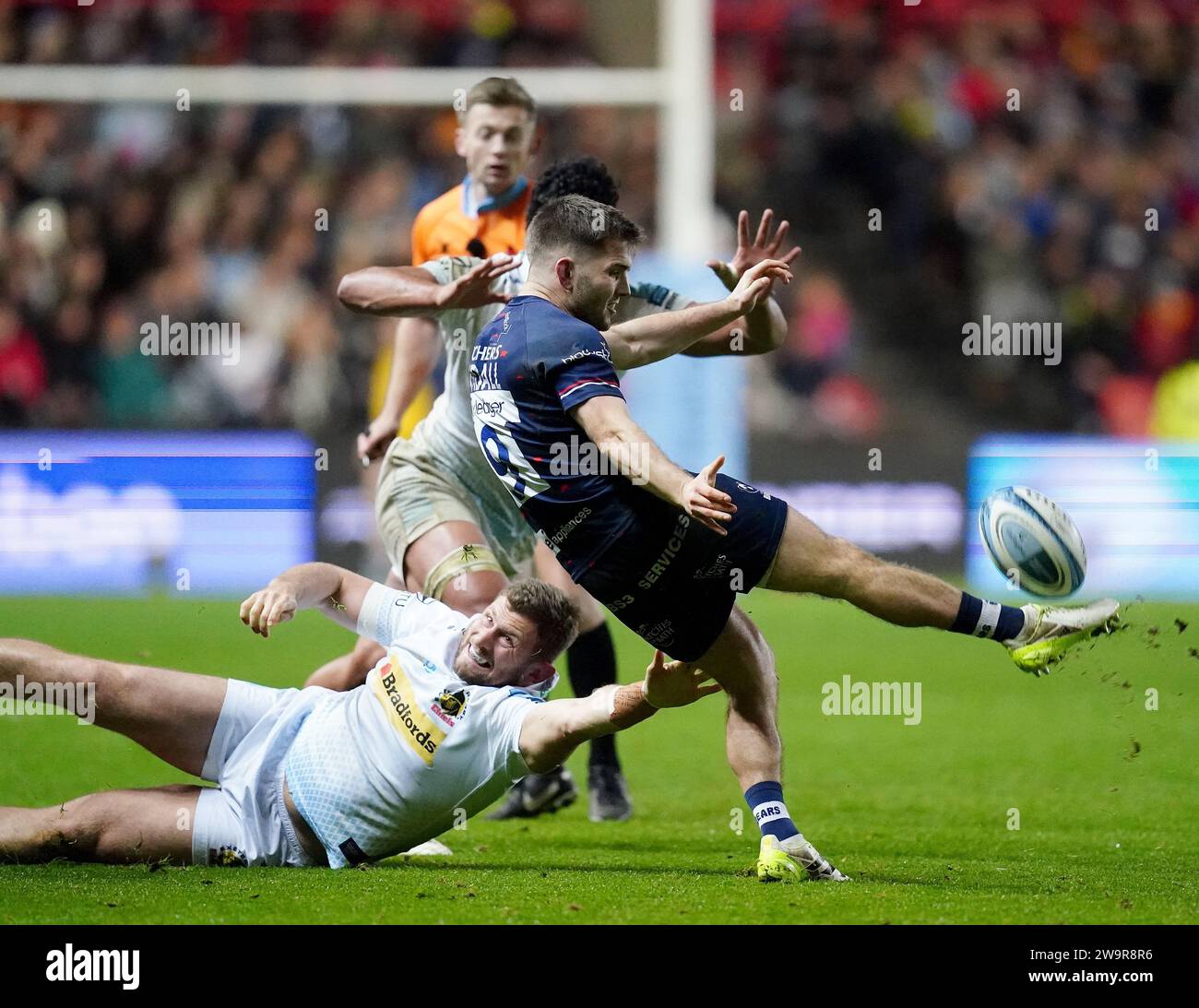 Harry Randall des Bristol Bears est libéré sous la pression d'Alec Hepburn des Exeter Chiefs lors du Gallagher Premiership Match à Ashton Gate, Bristol. Date de la photo : Vendredi 29 décembre 2023. Banque D'Images