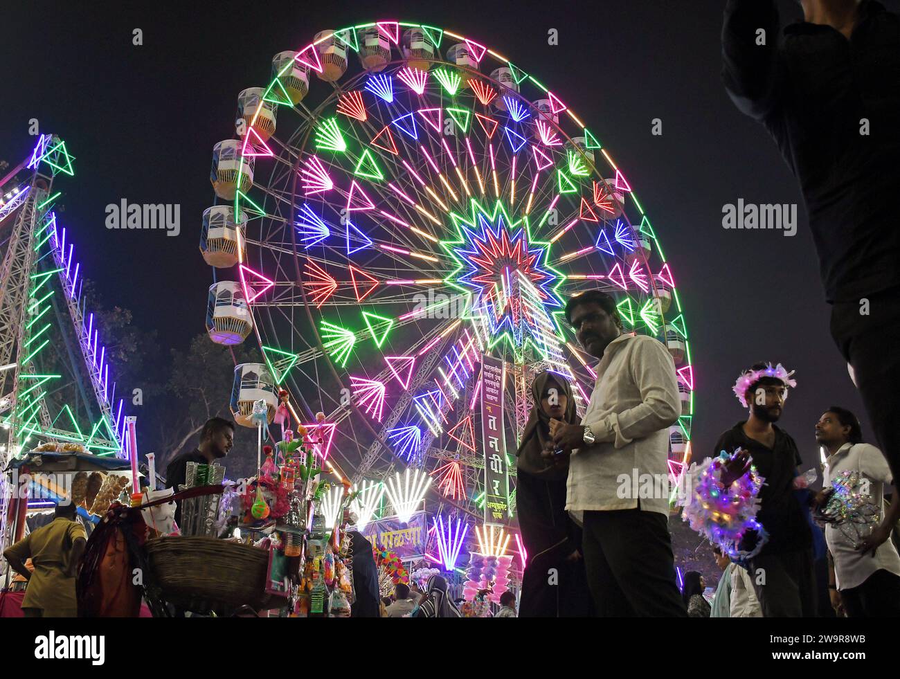 Mumbai, Maharashtra, Inde. 29 décembre 2023. Les gens ont vu profiter à Mahim (zone dans le sud de Mumbai) foire à Mumbai. Une foire annuelle est organisée chaque année pour honorer Pir Makhdoom Shah (saint spirituel musulman) vénéré par les musulmans et les non-musulmans. L'événement de dix jours aura lieu du 27 décembre 2023 au 7 janvier 2024 offrant une variété de manèges alimentaires et d'attractions. (Image de crédit : © Ashish Vaishnav/SOPA Images via ZUMA Press Wire) USAGE ÉDITORIAL SEULEMENT! Non destiné à UN USAGE commercial ! Crédit : ZUMA Press, Inc./Alamy Live News Banque D'Images