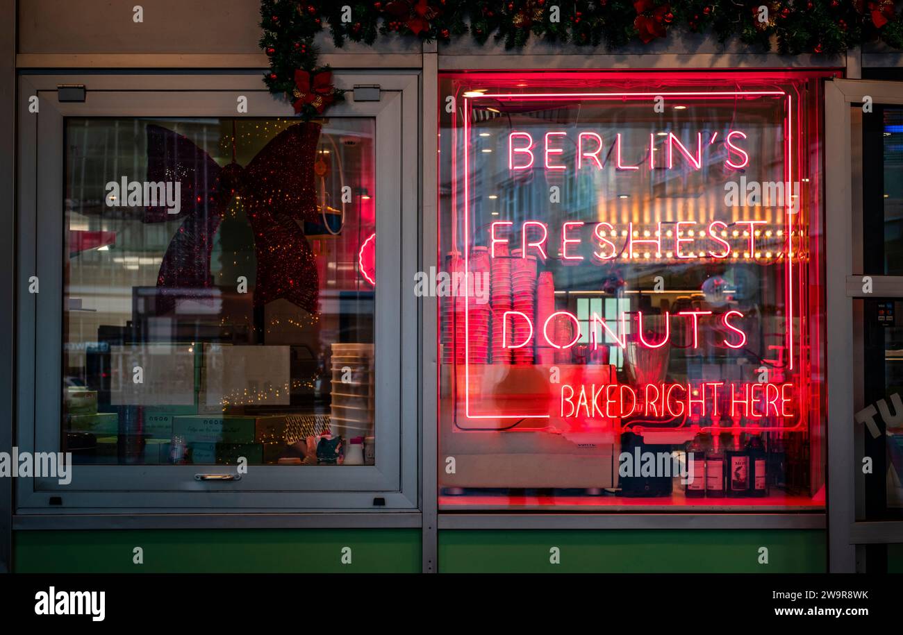 Vitrines lumières néons rouges de la boulangerie Doughnut Time Donut à Alexanderplatz, Berlin Mitte, Allemagne, Europe Banque D'Images