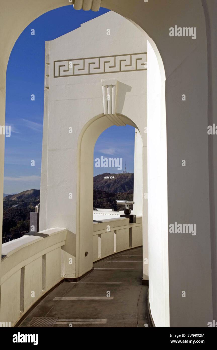 Le célèbre Hollywood Sign est encadré par les arches Art déco de l'observatoire Griffith Park à Los Angeles, en Californie, aux États-Unis Banque D'Images