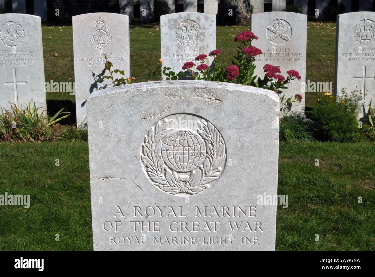 Pierres tombales de soldats du Commonwealth tués au cours de la première Guerre mondiale, dans le cimetière canadien no 2 du parc commémoratif national du Canada à Vimy, en France. Banque D'Images