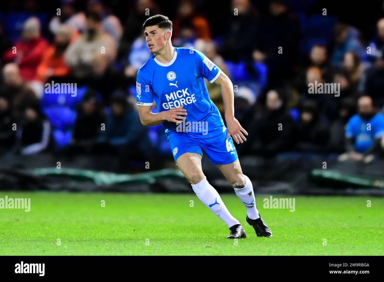 Ronnie Edwards (4 Peterborough United) lors du match de Sky Bet League 1 entre Peterborough et Barnsley à London Road, Peterborough le vendredi 29 décembre 2023. (Photo : Kevin Hodgson | MI News) crédit : MI News & Sport / Alamy Live News Banque D'Images