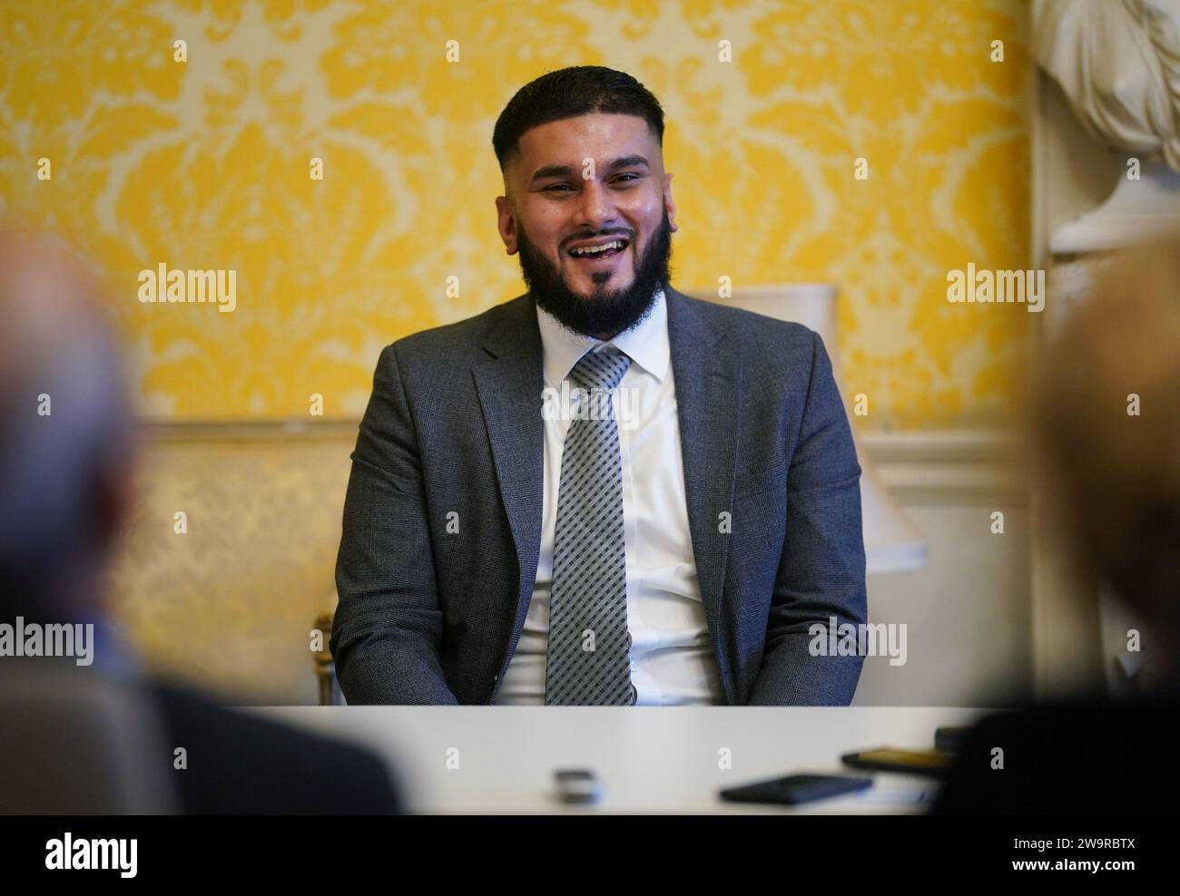 Rizwan Javed, qui a reçu un MBE (membre de l'ordre de l'Empire britannique) dans la liste des honneurs du nouvel an, s'adressant aux journalistes lors d'un point de presse à la Admiralty House à Londres. L’adjointe de la gare de la ligne Elizabeth de MTR a aidé 29 personnes qui risquaient de mettre fin à leur vie au chemin de fer, et a reçu 29 mentions élogieuses d’intervention suicidaire et de nombreux autres prix en reconnaissance de ce travail. L'honneur reconnaît les services aux personnes vulnérables. Date de la photo : jeudi 28 décembre 2023. Banque D'Images