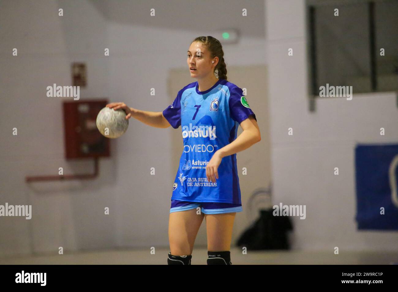 Oviedo, Asturies, Espagne. 29 décembre 2023. Oviedo, Espagne, le 29 décembre 2023 : Miriam Cortina (7), joueuse de Lobas Global ATAC Oviedo, avec le ballon lors de la 13e journée de la Liga Guerreras Iberdrola entre Lobas Global ATAC Oviedo et KH-7 BM. Granollers, le 29 décembre 2023, au Florida Arena Municipal Sports Center, à Oviedo, Espagne. (Image de crédit : © Alberto Brevers/Pacific Press via ZUMA Press Wire) USAGE ÉDITORIAL SEULEMENT! Non destiné à UN USAGE commercial ! Banque D'Images