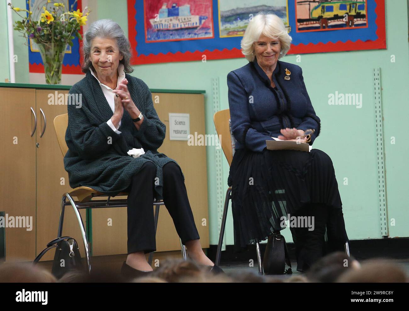 Photo de dossier datée du 05/03/20 de Felicity Dahl (à droite), veuve de Roald Dahl, et de la reine Camilla lors d'une visite à l'école primaire Bousfield à Londres pour célébrer la Journée mondiale du livre. Felicity Dahl, fondatrice de Roald Dahl Marvellous Children's Charity et du Roald Dahl Museum and Story Centre, a été nommée Dame Commandeur de l'ordre de l'Empire britannique dans la liste des honneurs du nouvel an, pour services rendus à la philanthropie, à la littérature et aux jeunes. Date de parution : Vendredi 29 décembre 2023. Banque D'Images