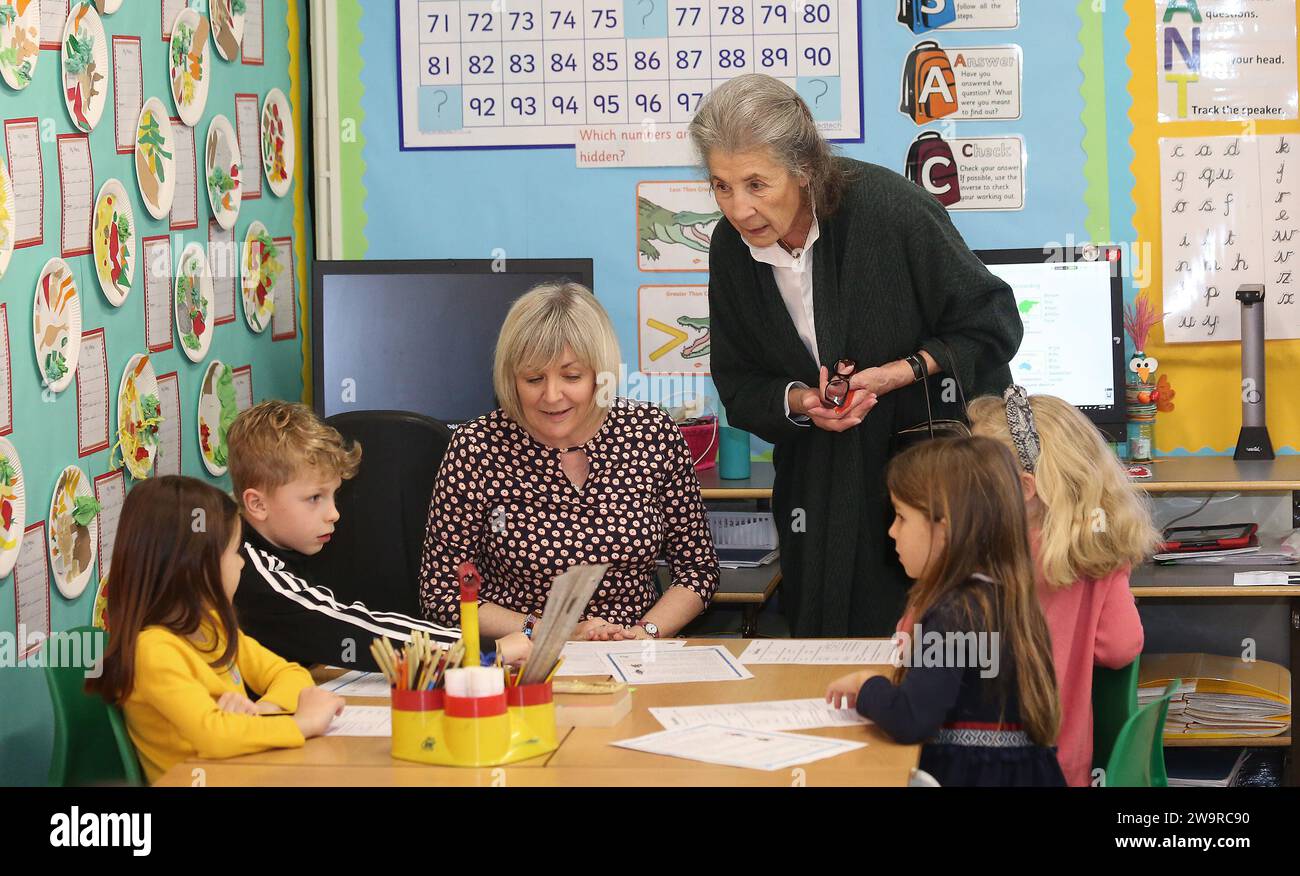 Photo de dossier datée du 05/03/20 de Felicity Dahl (à droite), veuve de Roald Dahl, parlant à des élèves de deuxième année lors d'une visite à l'école primaire Bousfield à Londres pour célébrer la Journée mondiale du livre. Felicity Dahl, fondatrice de Roald Dahl Marvellous Children's Charity et du Roald Dahl Museum and Story Centre, a été nommée Dame Commandeur de l'ordre de l'Empire britannique dans la liste des honneurs du nouvel an, pour services rendus à la philanthropie, à la littérature et aux jeunes. Date de parution : Vendredi 29 décembre 2023. Banque D'Images