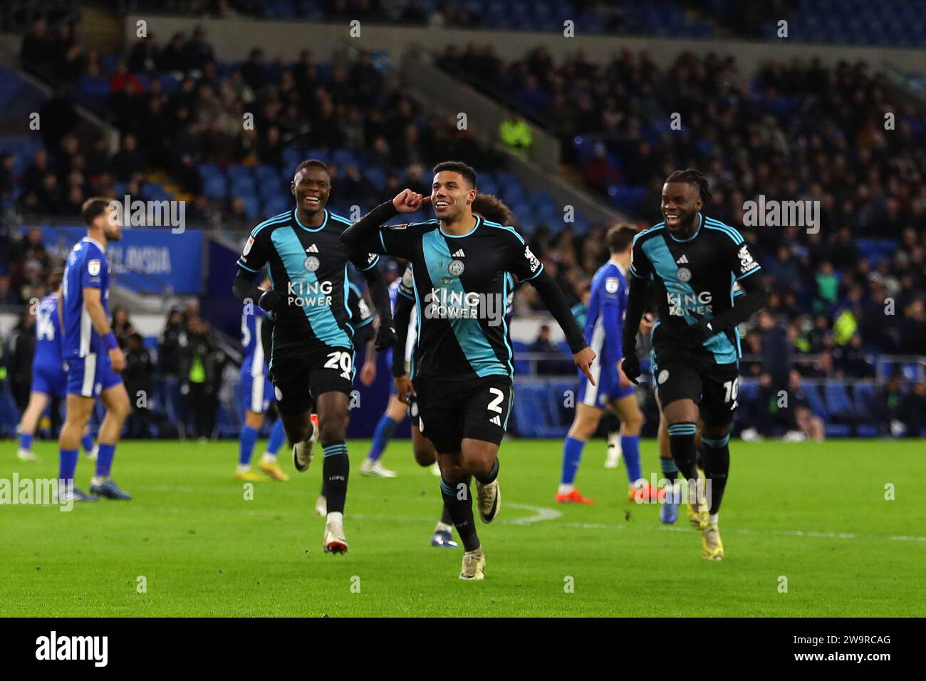 Cardiff, Royaume-Uni. 29 décembre 2023. James Justin de Leicester City (2) célèbre avec ses coéquipiers après avoir marqué le 2e but de son équipe. Match de championnat EFL Skybet, Cardiff City contre Leicester City au Cardiff City Stadium à Cardiff, pays de Galles le vendredi 29 décembre 2023. Cette image ne peut être utilisée qu'à des fins éditoriales. Usage éditorial uniquement, photo par Andrew Orchard/Andrew Orchard photographie sportive/Alamy Live News crédit : Andrew Orchard photographie sportive/Alamy Live News Banque D'Images