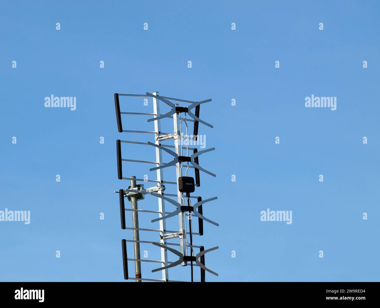 Miami, Floride, États-Unis - 29 décembre 2023 : antenne de télévision hertzienne VHF et UHF sur un toit. Copier l'espace vers la droite. Banque D'Images