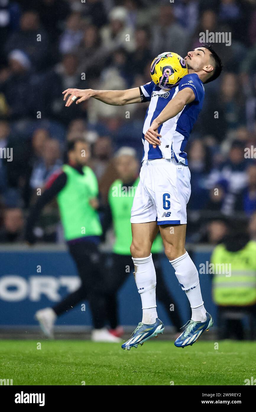 Stade Dragon, Porto, Portugal. 29 décembre 2023. De gauche à droite, Stephen Eustaquio au FC Porto vs GD Chaves. Crédit : Victor Sousa/Alamy Live News Banque D'Images