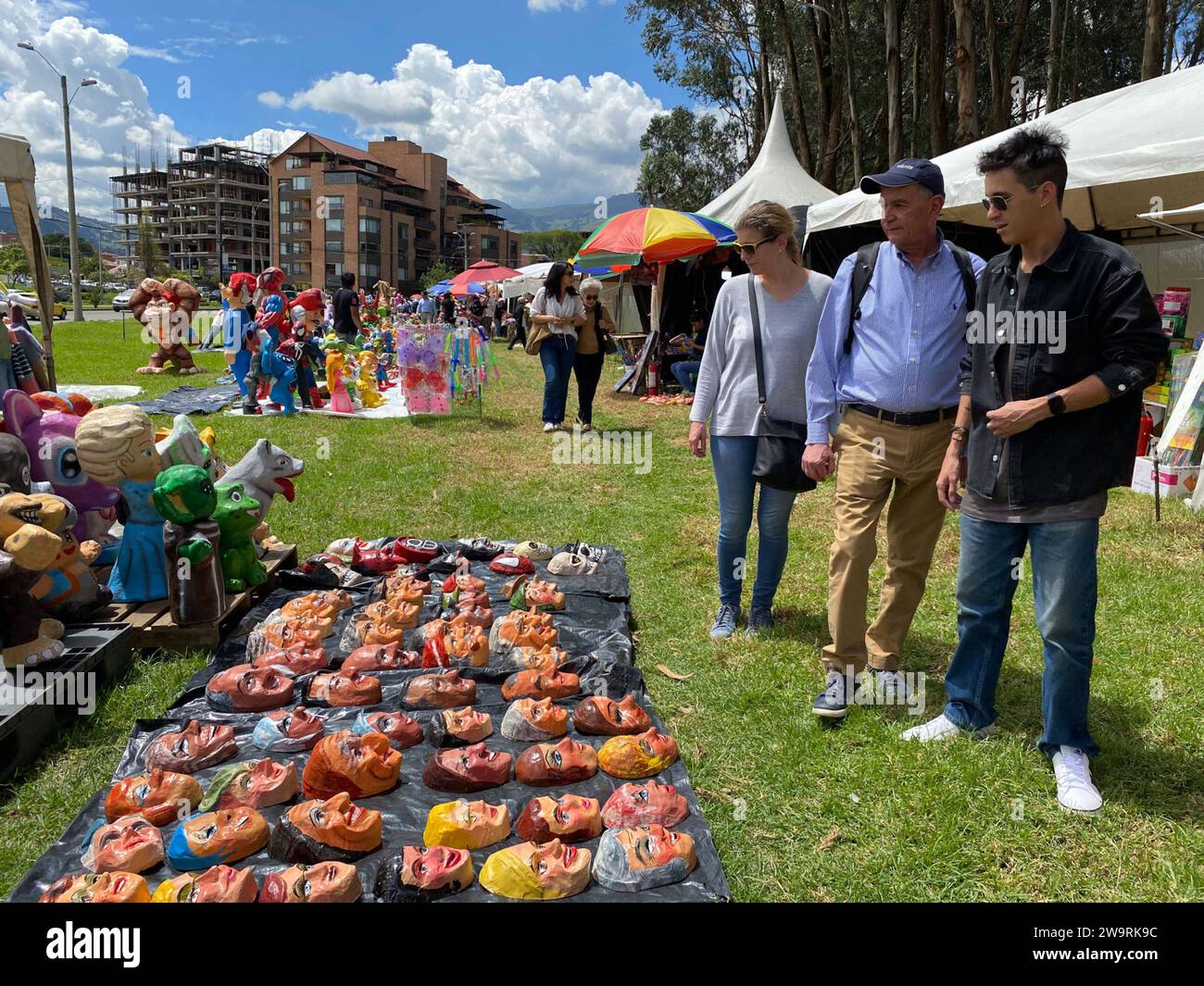 VENTA MONIGOTES AV 1 DE MAYO Cuenca 29 de diciembre 2023. Venta de monigotes y pirotecnia fria en la avenida 1 de mayo en Cuenca. API CUENCA AZUAY Ecuador soi-VENTAMONIGOTESAV1DEMAYO-4983afd60ba46a57063968cb1e8943ca *** VENTE MONIGOTES AV 1 DE MAYO CUENCA 29 décembre 2023 Vente de monigotes et pyrotechniques froides dans l'avenue 1 de mayo à CUENCA API CUENCA CUESESAZUAY Équateur soi VENTA9120632063265AP89bayd4320689baydAP4320689bayd4320689bayca Copyright Banque D'Images