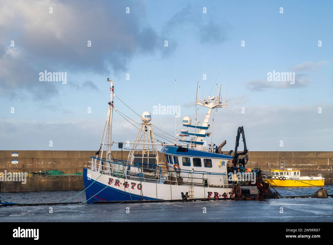 Bateau de pêche dans un port venteux de Macduff, Aberdeenshire, Écosse Banque D'Images