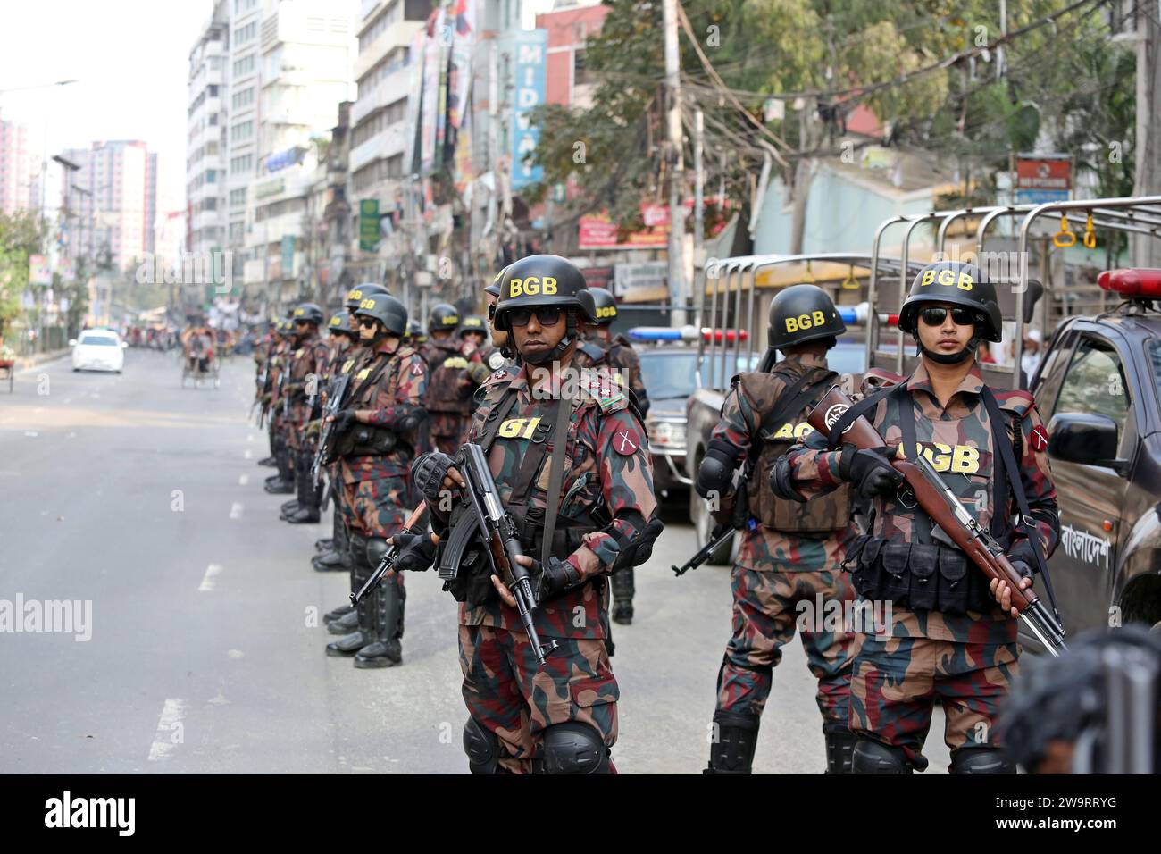 Dhaka, Wari, Bangladesh. 29 décembre 2023. Des membres des gardes-frontières du Bangladesh (BGB) se tiennent dans Une rue pour la 12e élection générale qui aura lieu à Dhaka, au Bangladesh, le 30 décembre 2023. Les fonctions de sécurité électorale ont commencé à aider à assurer une atmosphère pacifique et à maintenir l'ordre public dans tout le pays pour les élections du 7 janvier. Selon la Commission électorale du Bangladesh, la 12e élection générale est prévue le 7 janvier 2024 pour sélectionner les membres du Parlement national au Bangladesh. (Image de crédit : © Habibur Rahman/ZUMA Press Wire) USAGE ÉDITORIAL SEULEMENT! Non destiné à UN USAGE commercial ! CRE Banque D'Images